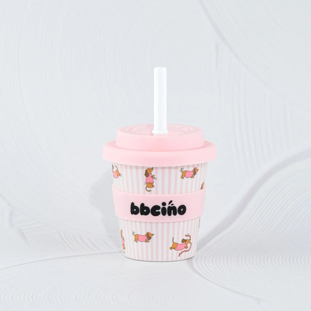 Pink cup with straw and 'bbeiño' branding on a white background