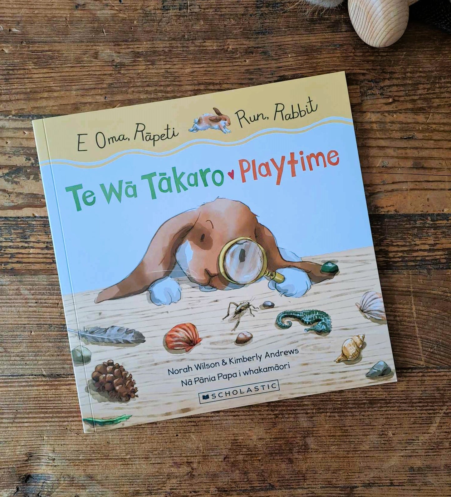 Run, Rabbit: Playtime / E Oma, Rapeti: Te Wa Takaro (Bilingual Edition)