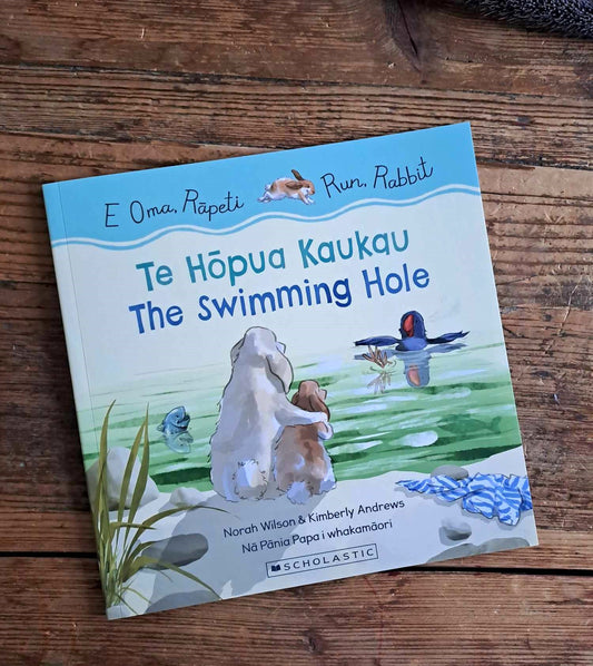 Run, Rabbit: The Swimming Hole / E Oma, Rapeti: Te Hopua Kaukau (Bilingual Edition)