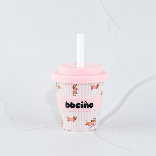 Pink cup with straw and 'bbeiño' branding on a white background